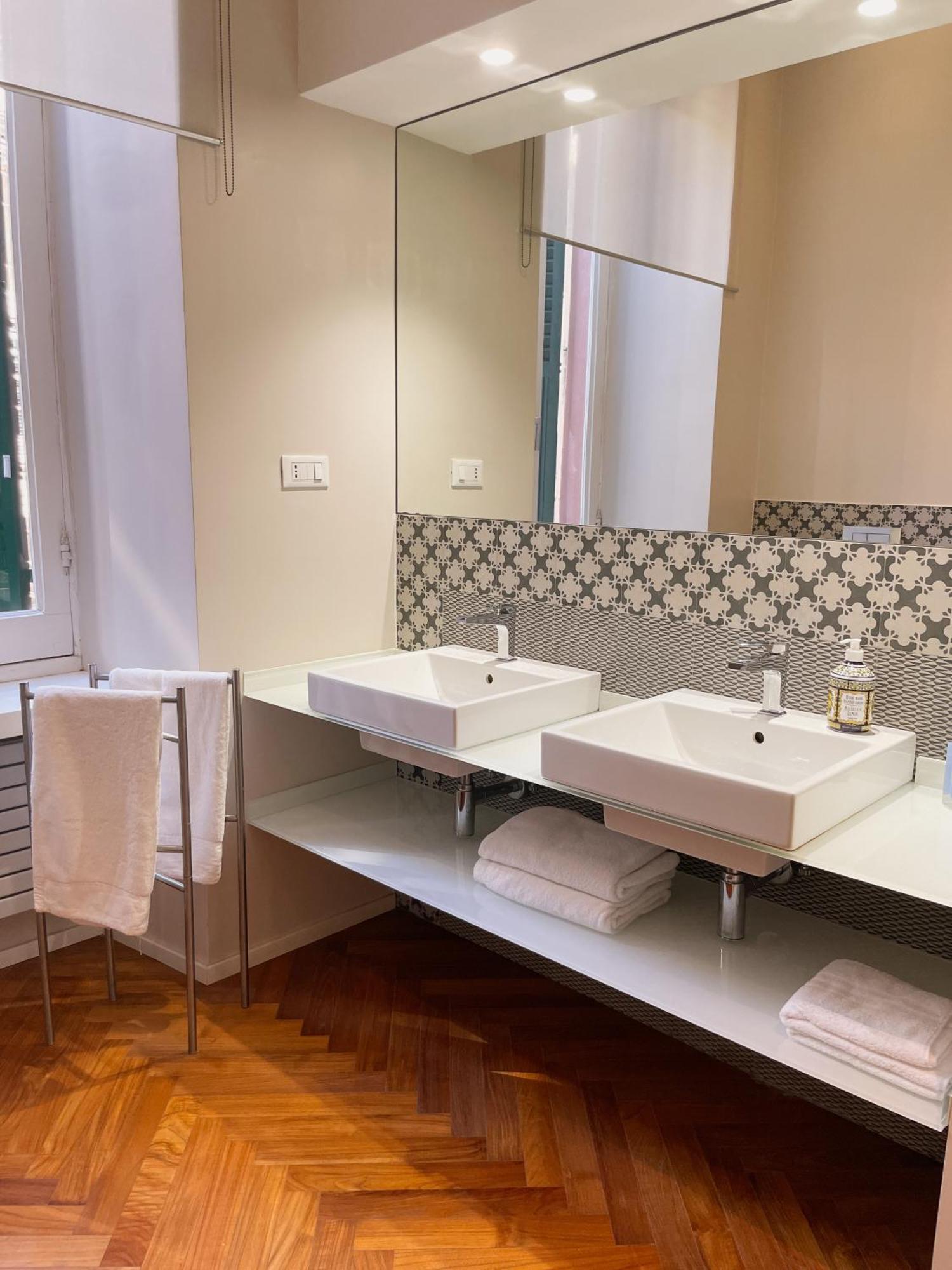 Mirabello Apt, Elegant And Shiny, 2bdr Ac, 2 Bth, Private Parking! Appartamento